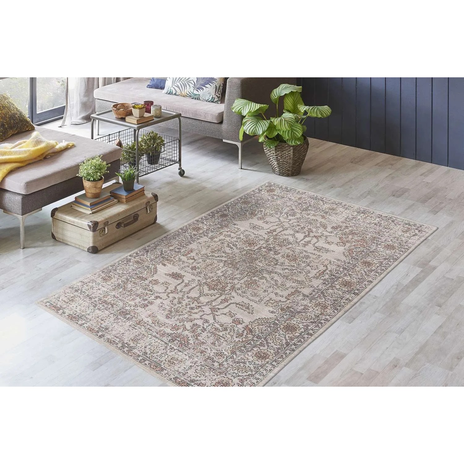 Beiger Kurzflor Teppich im Vintage-Look, Baumwolle, 160x230 cm, florales Muster.