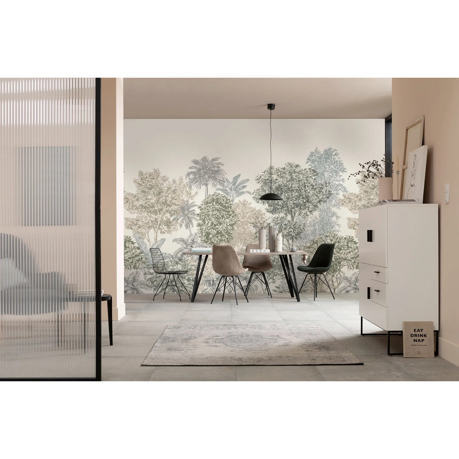 Komar Fototapete Painted Palms im Esszimmer mit Esstisch und Stühlen.