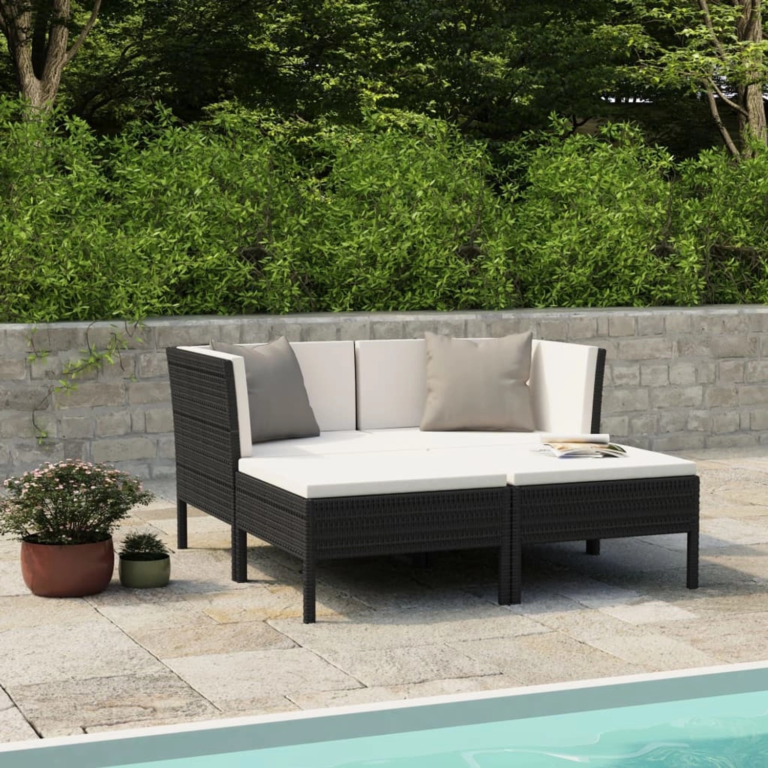 Schwarzes 4-tlg. vidaXL Garten-Lounge-Set aus Rattan mit cremeweißen Auflagen im Garten.