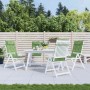 Vier grüne Hochlehner-Auflagen mit Blattmuster auf weißen Gartenstühlen. Ideal für Garten & Terrasse.