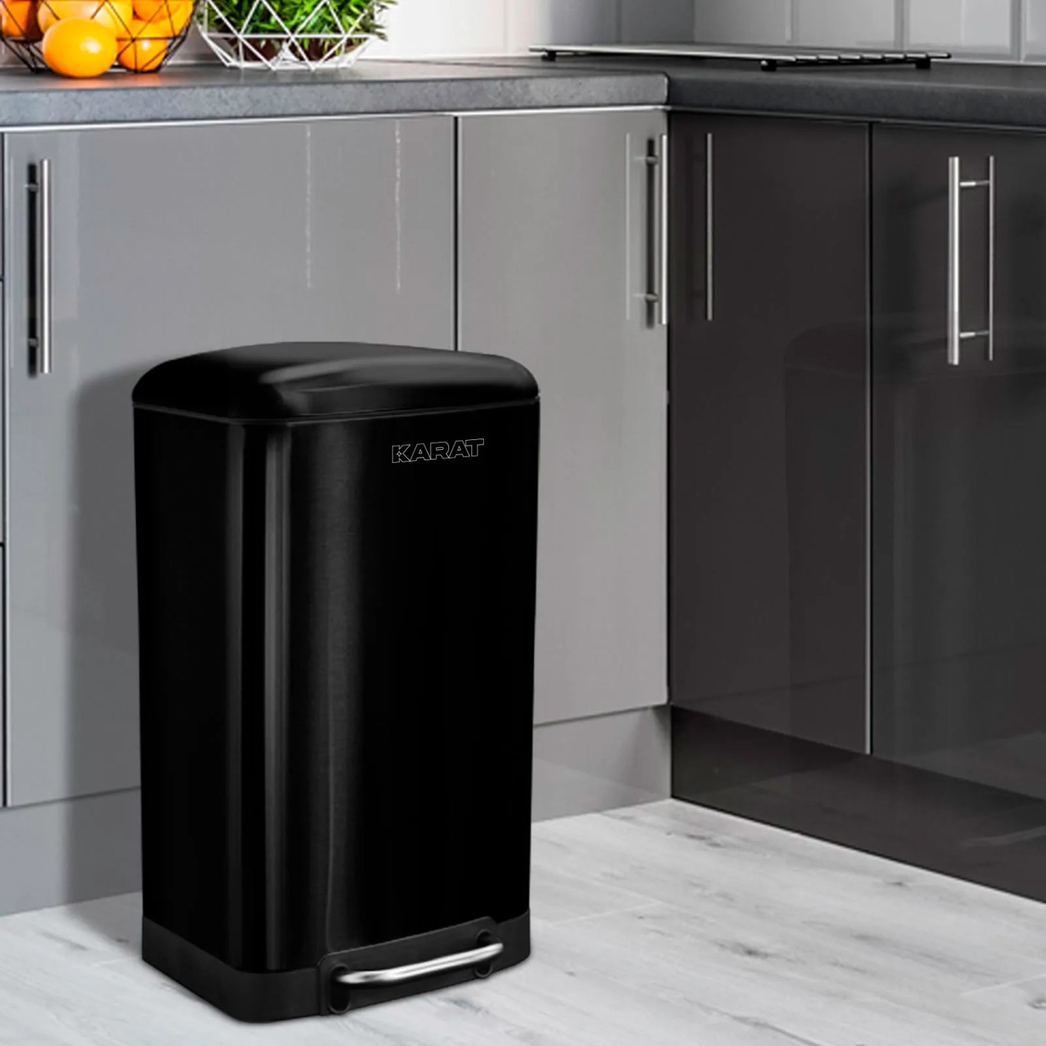 Schwarzer Karat Mülleimer Cubo aus Edelstahl, 30 Liter, mit Treteimer-Funktion und Absenkautomatik.