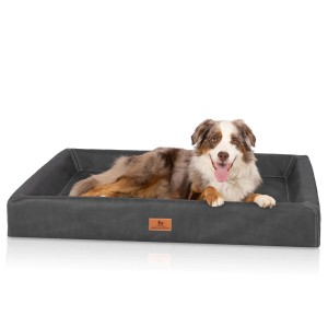 Schwarzes Knuffelwuff Hundebett Austin XL aus Kunstleder mit Hund.