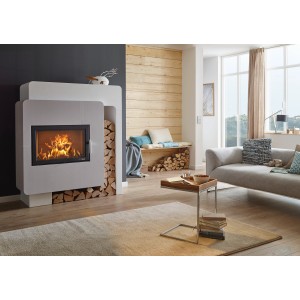 Weißer Haas+Sohn Kaminofen Komfort IV mit Wärmespeicherbeton und Holzscheiten im Wohnzimmer.