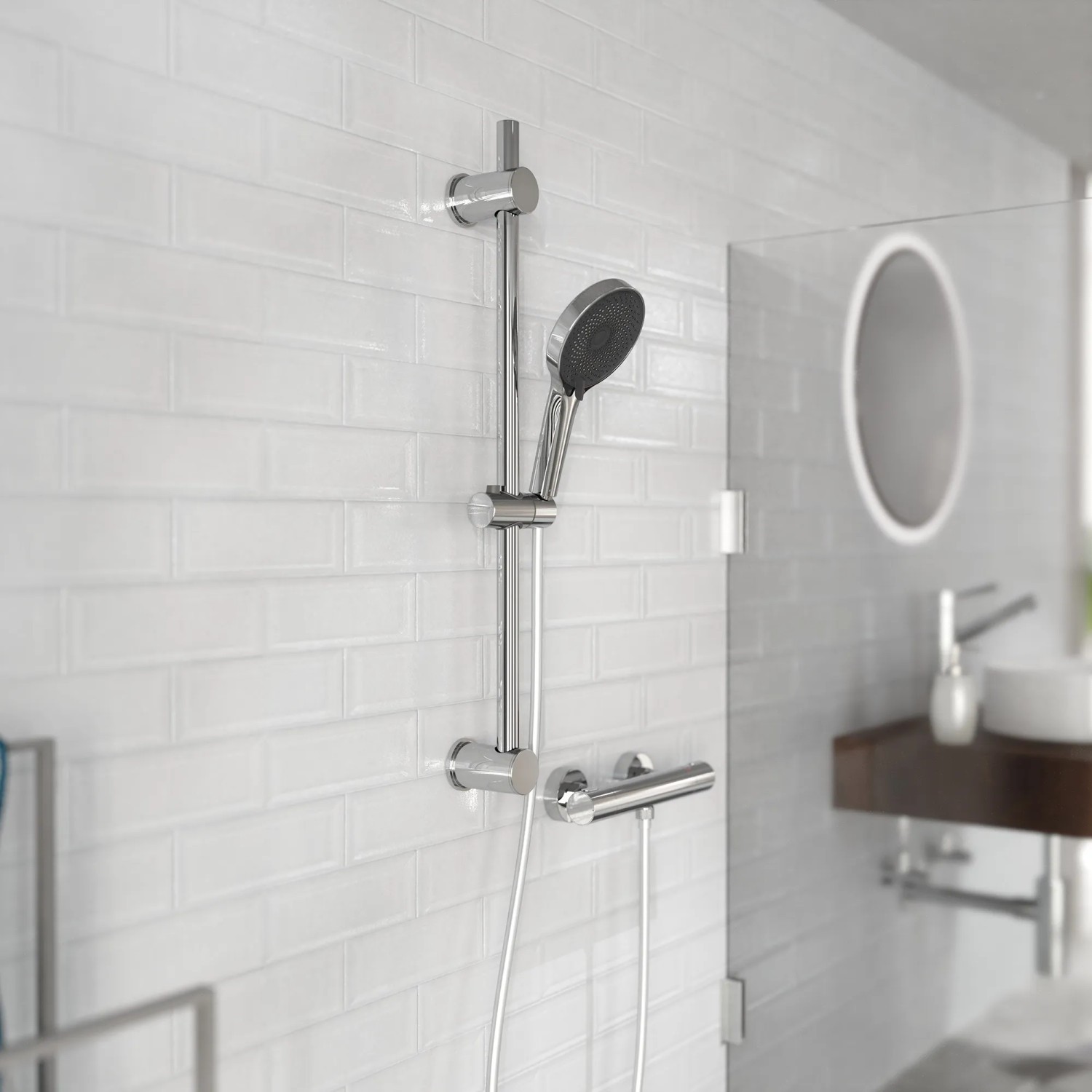 Schütte Samoa Rain Handbrause in Chrom-Anthrazit mit Brausestange an weißer Wand.