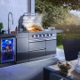 Buschbeck Outdoorküche Cambridge mit Gasgrill, Spüle und Getränkekühlschrank im Garten.