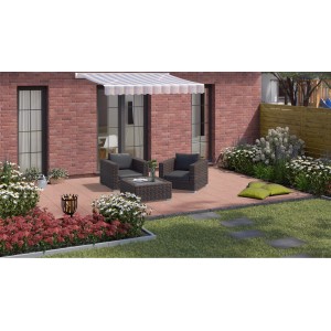 Verlegte, rote Turin Terrassenplatten 40x40 cm mit Sitzgruppe auf Terrasse im Garten.