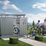 Biohort HighLine Metall-Gerätehaus in Quarzgrau mit Fahrrädern und Familie im Garten.
