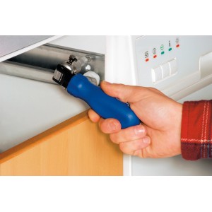 LUX Winkelknarre Classic im Einsatz: Schrauben mit blauem Griff, ideal für schwer zugängliche Stellen.