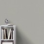 Erismann Vliestapete Elle Decoration 4 Woven Grau mit feiner Textilstruktur im Raum.