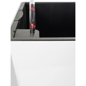 Detailansicht des weißen Pflanzwerk® Prism Pflanzkübels mit Wasserstandsanzeige.
