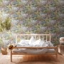 Vliestapete mit Blumen, Tieren, Grün und Rosa im Schlafzimmer. Dekorative Tapete.