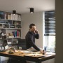 Schwarzer Philips Hue Pillar LED-Aufbauspot im modernen Büro.