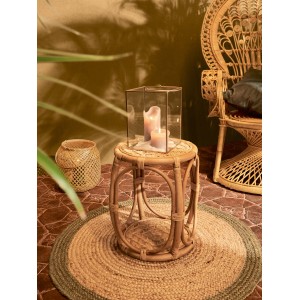 Goldene Glas-Laterne Safari Lodge (22x17x17 cm) mit Kerzen auf Rattanhocker und Teppich.