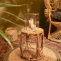 Goldene Glas-Laterne Safari Lodge (22x17x17 cm) mit Kerzen auf Rattanhocker und Teppich.