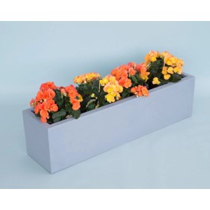 Grauer, rechteckiger Fiberglas Pflanzkübel 100x25x25cm mit orange-gelben Blumen. Ideal für Garten, Balkon & Terrasse.