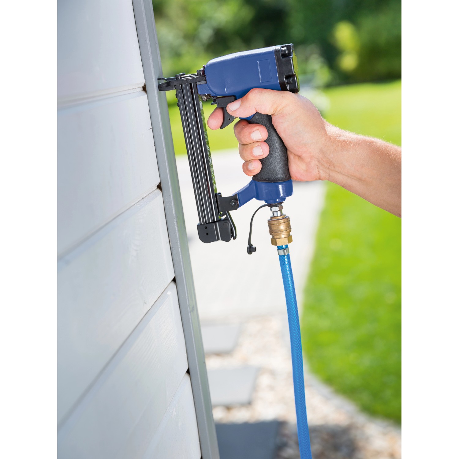 LUX Schmalrückenklammer Comfort im Einsatz: Klammergerät mit blauer Zuleitung befestigt Leiste.