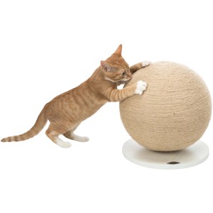 Katze kratzt an Trixie Kratzball aus Jute auf Holzplatte, ø 29x31 cm.
