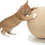 Katze kratzt an Trixie Kratzball aus Jute auf Holzplatte, ø 29x31 cm.