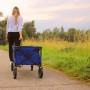 Blauer, faltbarer Bollerwagen AB110 von Axi beim Ziehen auf einem Weg.