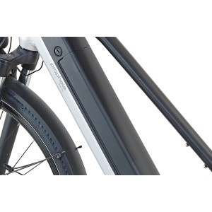 Detailaufnahme: Prophete Trekking E-Bike Entdecker 5.0, schwarz-silber matt, Fokus auf Akku und Rahmen.