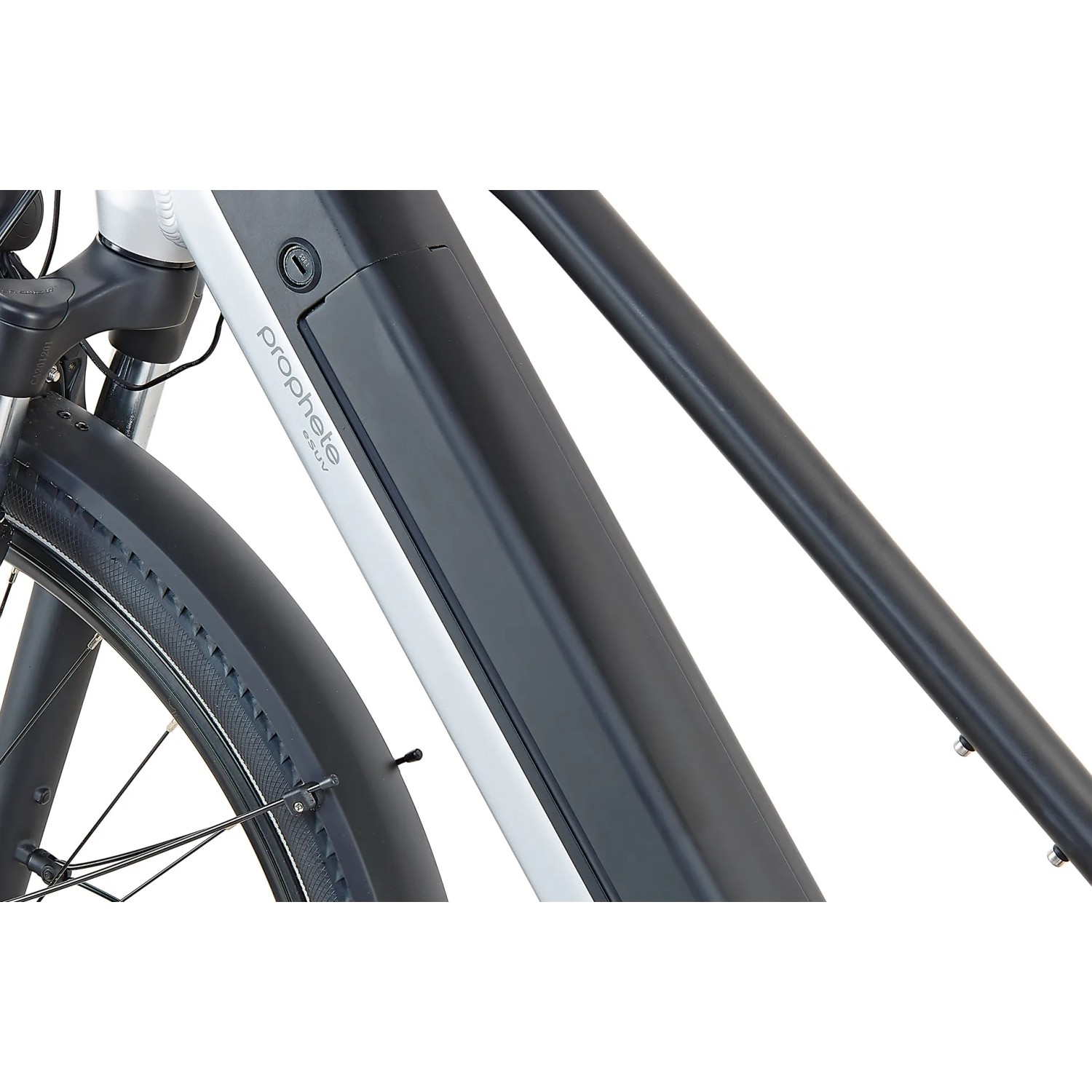 Detailaufnahme: Prophete Trekking E-Bike Entdecker 5.0, schwarz-silber matt, Fokus auf Akku und Rahmen.