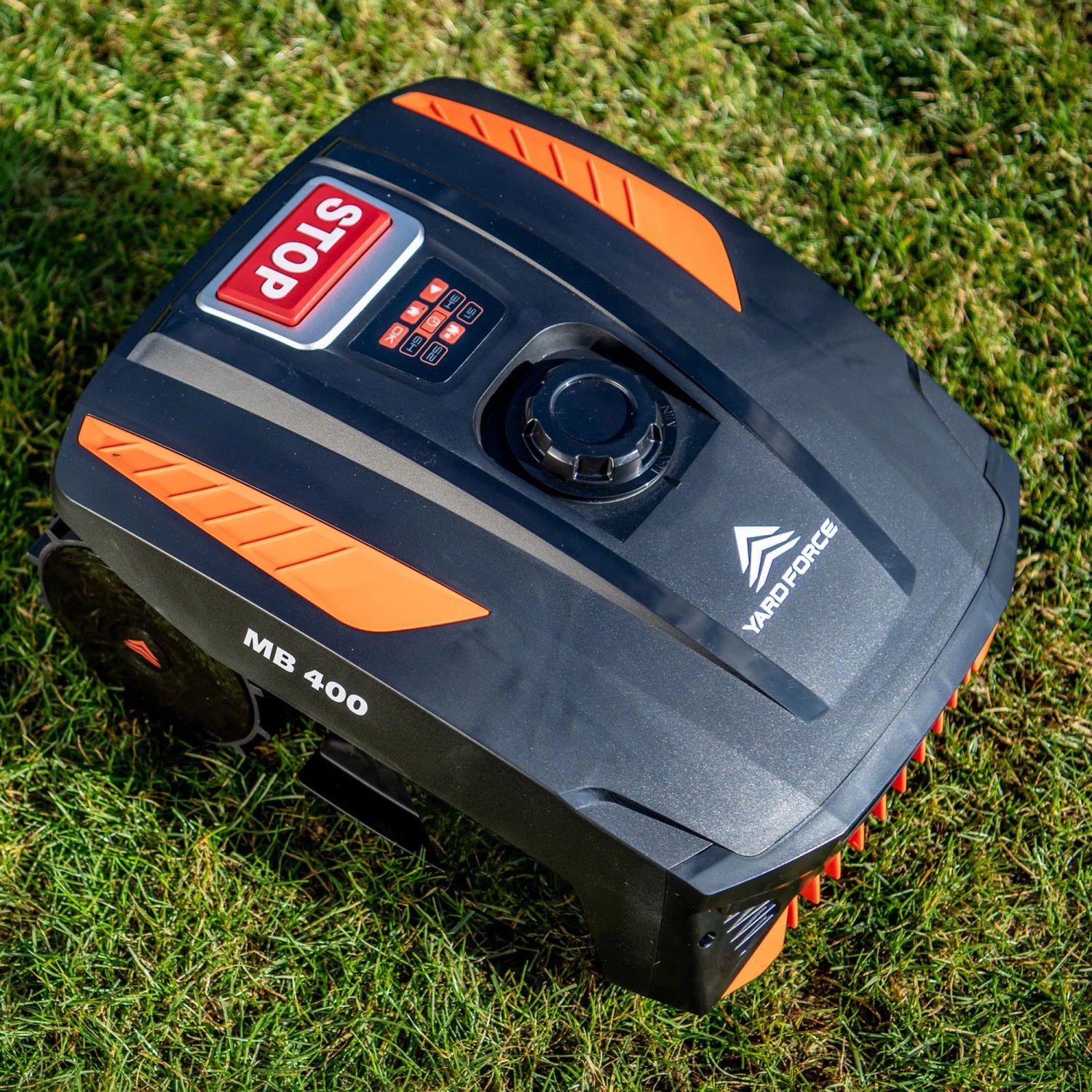 YARD FORCE Mähroboter MB400 auf Rasen, mit App-Bedienung und Stop-Taste.