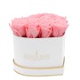 Herzförmige Rosenbox in Weiß-Gold mit 13 rosa Rosen. Romantischer Blumenstrauß.