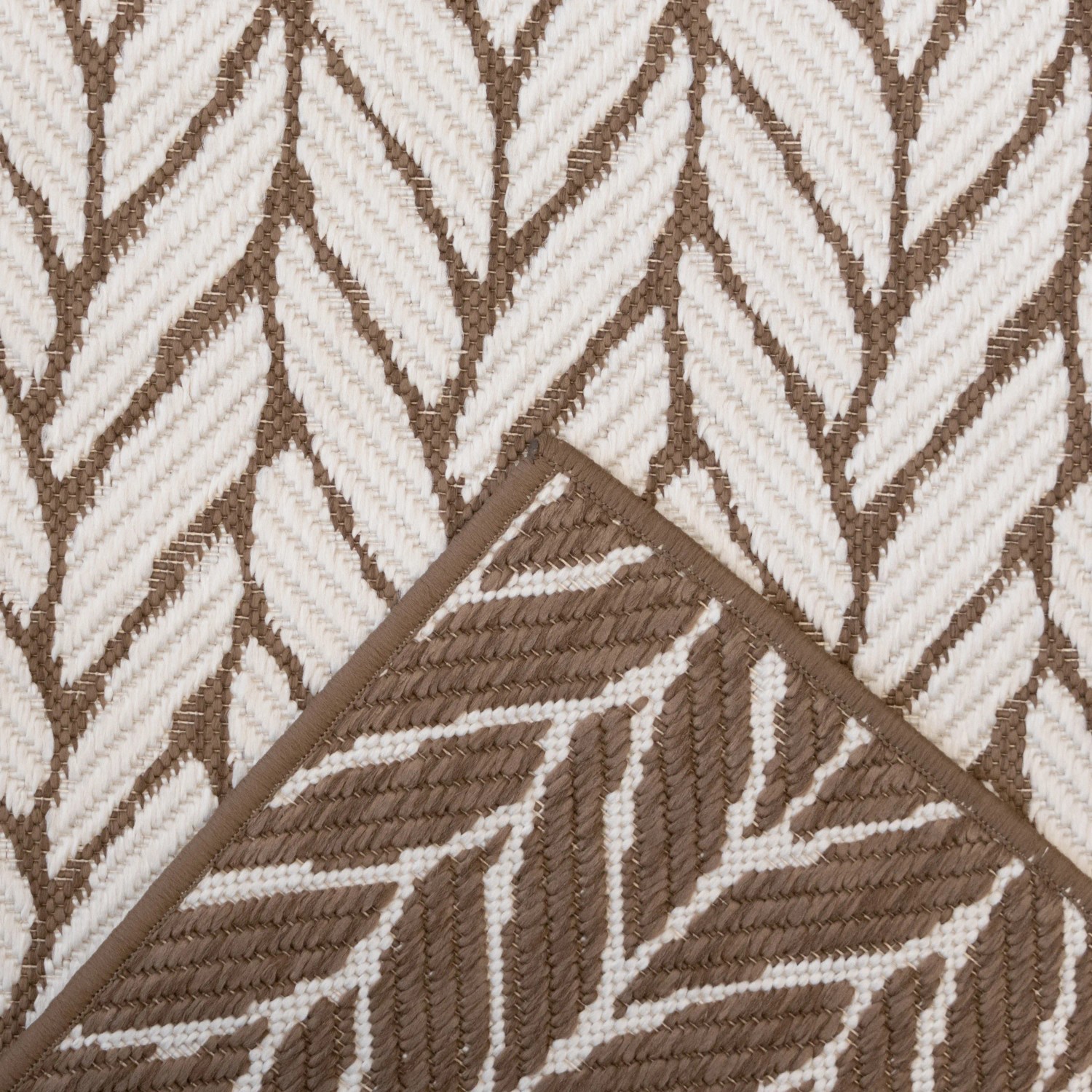 Braun-weißer Primaflor In- und Outdoorteppich mit Strickmuster, 160x220 cm.