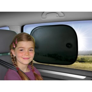 Schwarzer UV-Sonnenschutz für die Seitenscheibe im 2er Set im Auto mit Kind.