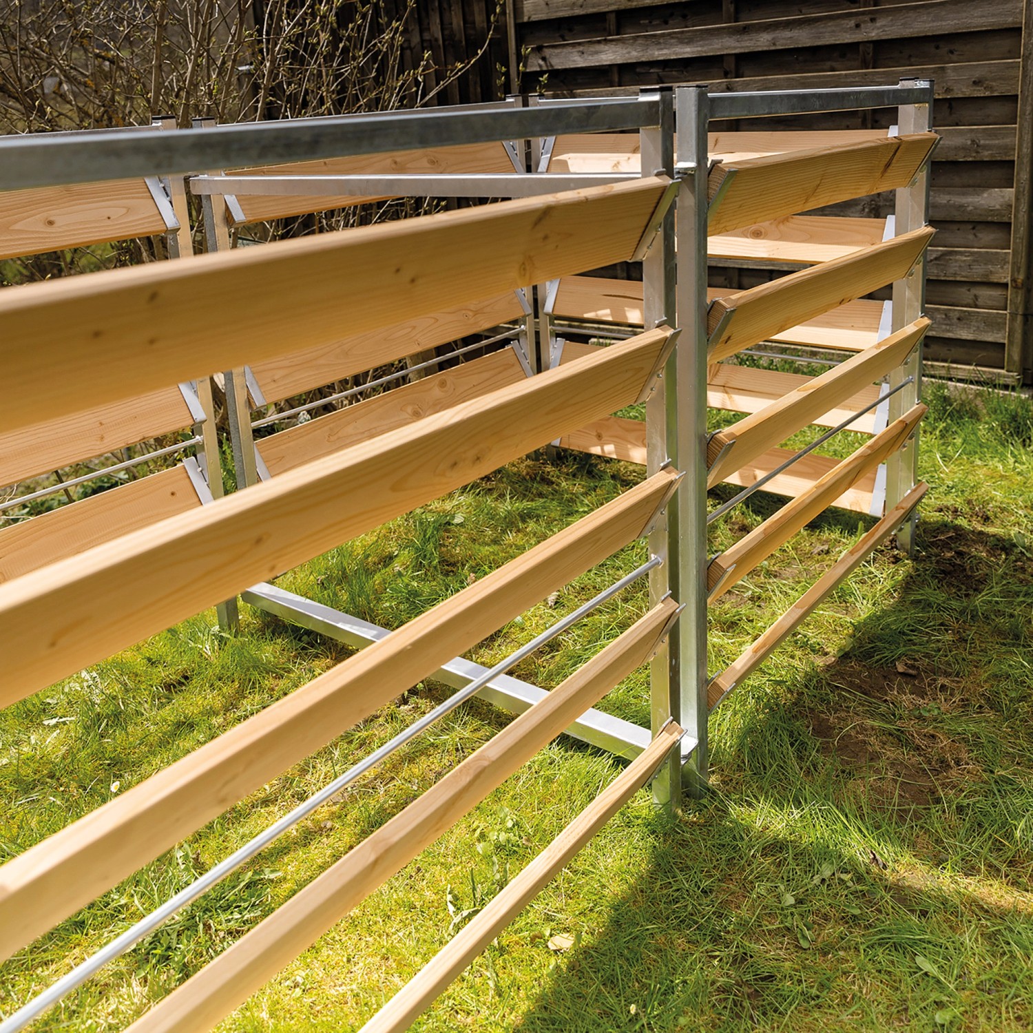 Bellissa Erweiterungsset für Komposter aus Holz und Metall im Garten.