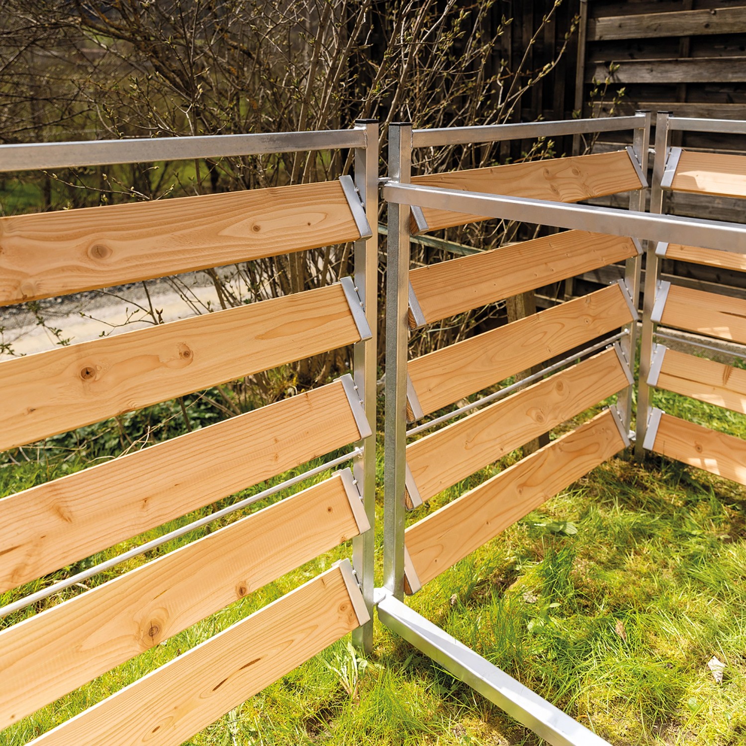 Bellissa Erweiterungsset für Komposter aus Holz und Metall im Garten.