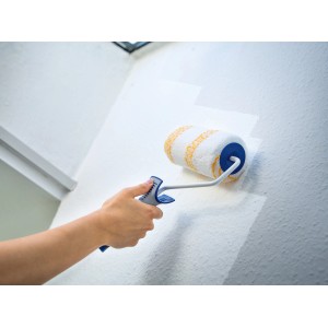LUX Farbroller Rau 20 cm im Einsatz: Hand streicht weiße Wand mit Farbrolle. Ideal für glatte Flächen.