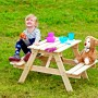 Timbela Kindersitzgarnitur M012-1 aus Holz mit Kind und Teddy im Garten.
