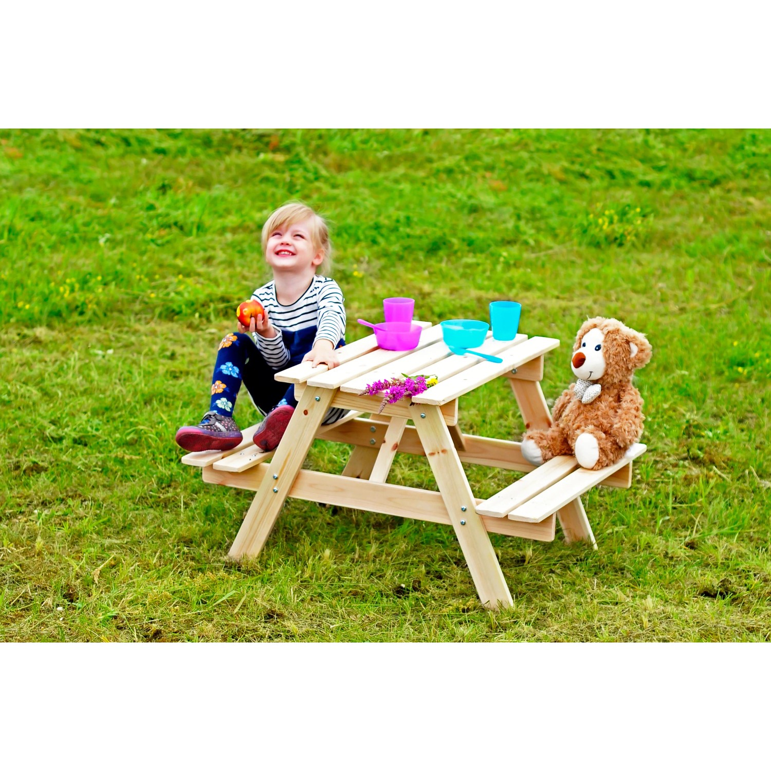 Timbela Kindersitzgarnitur M012-1 aus Holz mit Kind und Teddy im Garten.