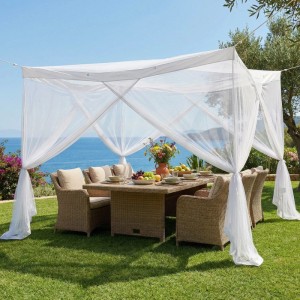 Weißes Moskitonetz Pavillon im Garten über Sitzgruppe mit Meerblick. Bietet Insektenschutz für Outdoor-Bereiche.