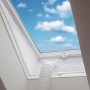 Mobiles Klimagerät mit Fensterabdichtung an Dachfenster, Abluftschlauch sichtbar.