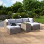 Lounge-Gartenmöbel: Sandfarbener Polyrattan Lounge-Sessel Olea mit hellgrauen Kissen auf Holzterrasse.