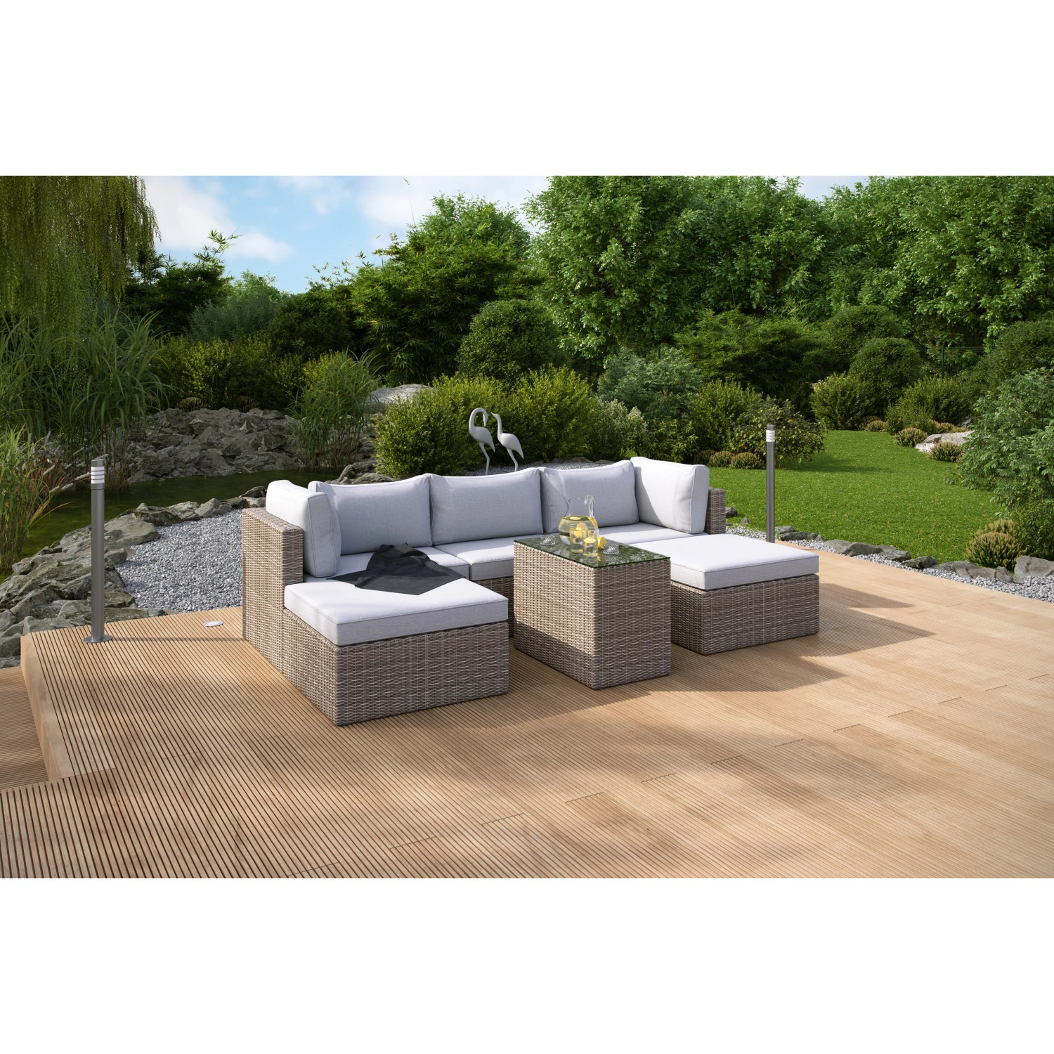 Lounge-Gartenmöbel: Sandfarbener Polyrattan Lounge-Sessel Olea mit hellgrauen Kissen auf Holzterrasse.