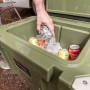 Geöffnete Petromax Kühlbox (25 l, Sand) mit Eis und Getränkedosen.
