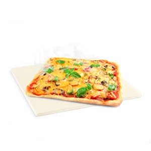 Heißer, rechteckiger Cordierit Pizzastein mit knuspriger Pizza, frischem Basilikum und Dampf für den Ofen.
