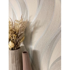Beige Vliestapete Faria mit Wellen und Streifenmuster, kombiniert mit Vasen und Trockenblumen.