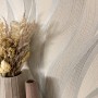 Beige Vliestapete Faria mit Wellen und Streifenmuster, kombiniert mit Vasen und Trockenblumen.