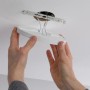 Montage eines weißen, runden Paulmann LED-Einbaupanels (6W) in eine Decke.