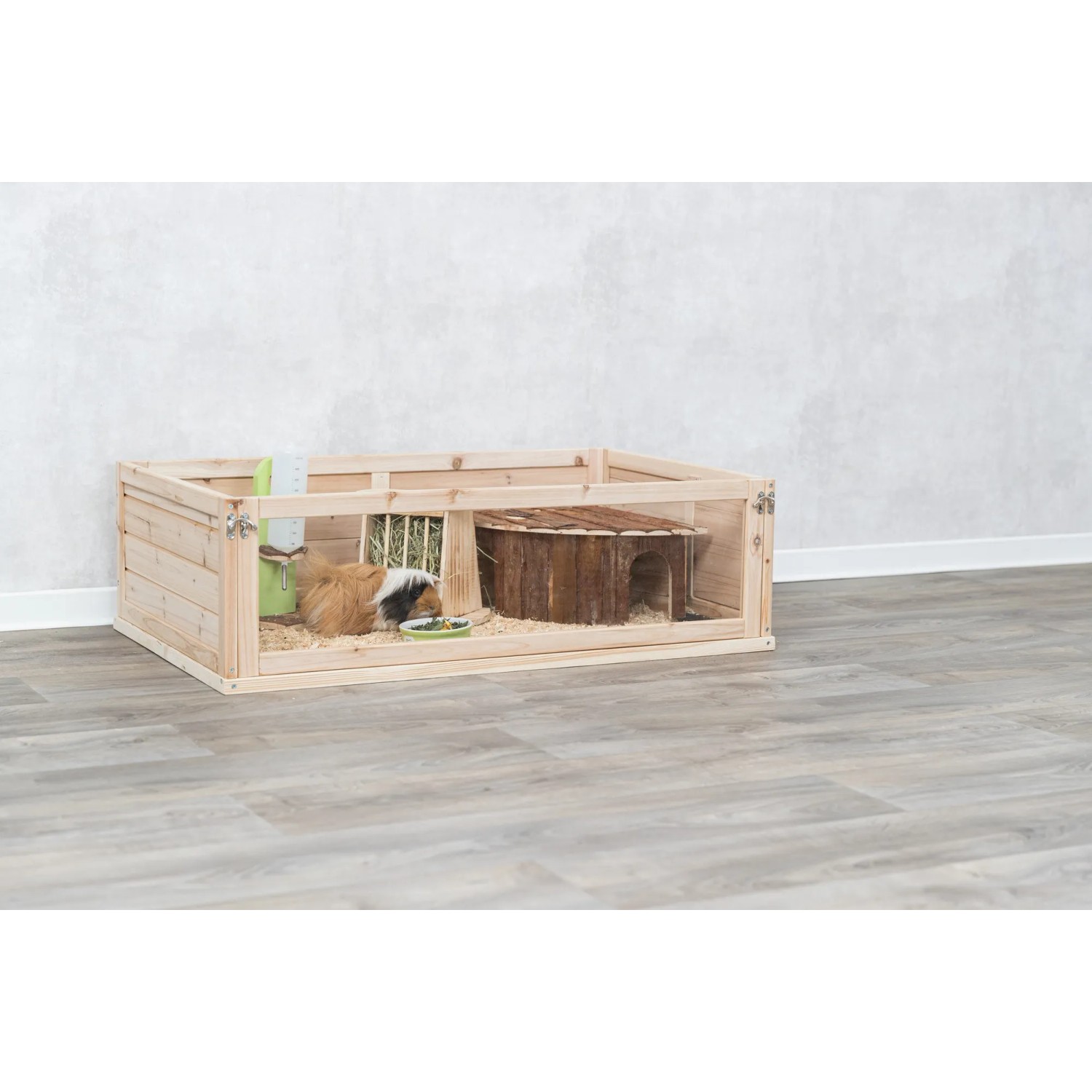 Trixie Kleintierstall Indoor aus Holz/Kunststoff für Meerschweinchen mit Häuschen und Futterraufe.