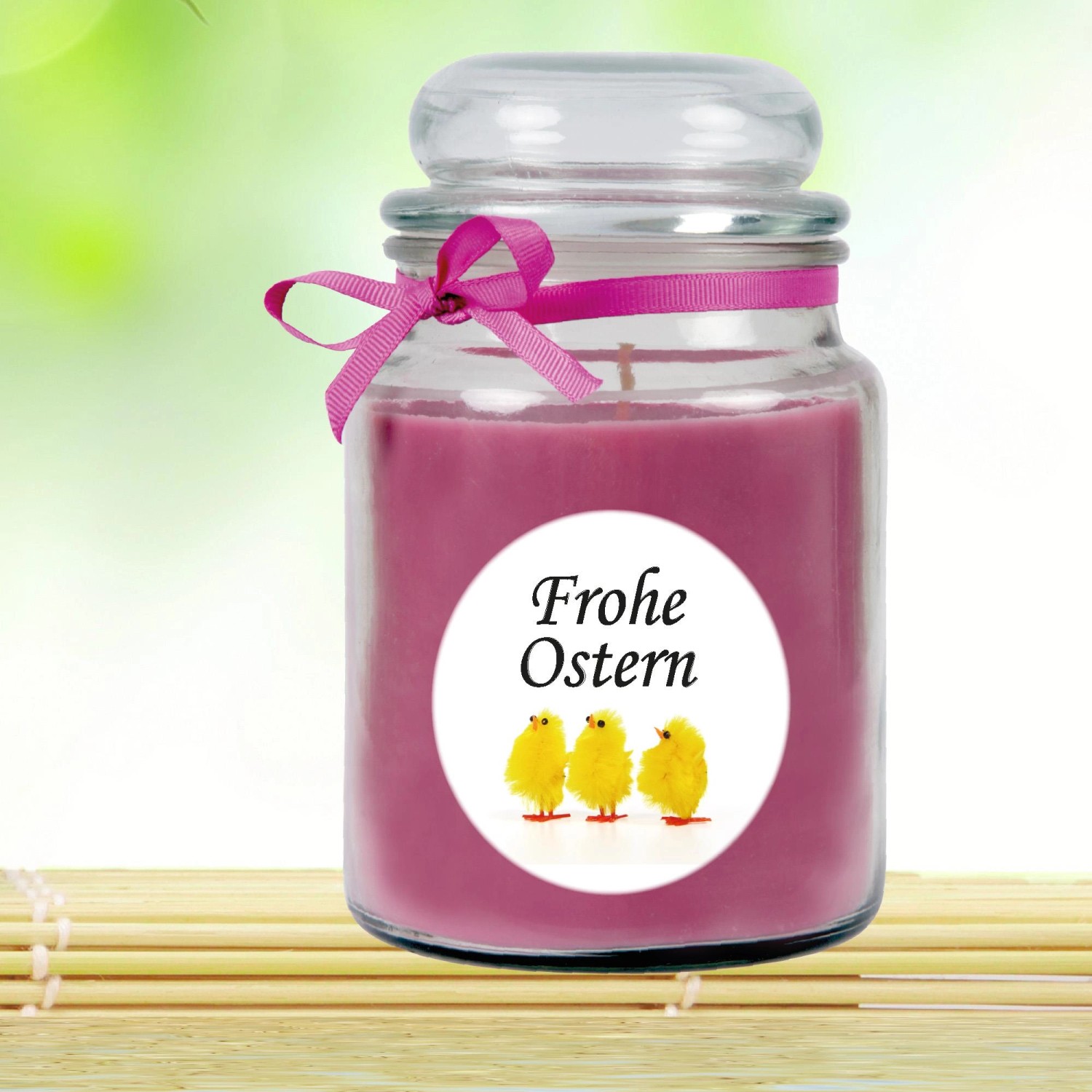 Duftkerze im Glas mit Oster-Motiv: Lavendel-Duft, rosa Wachs, Küken-Aufdruck.