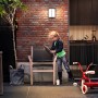 Philips myGarden LED-Außenwandleuchte Stock in Anthrazit an einer Backsteinwand mit Kind und Spielzeug.