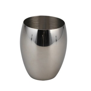 Runder, silberner Zahnputzbecher (Ø 7,5cm) von Bagnoxx aus Edelstahl.