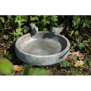 Graue Dobar Vogeltränke Pool-Oase mit zwei Deko-Vögeln am Rand im Garten.