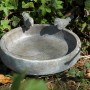 Graue Dobar Vogeltränke Pool-Oase mit zwei Deko-Vögeln am Rand im Garten.