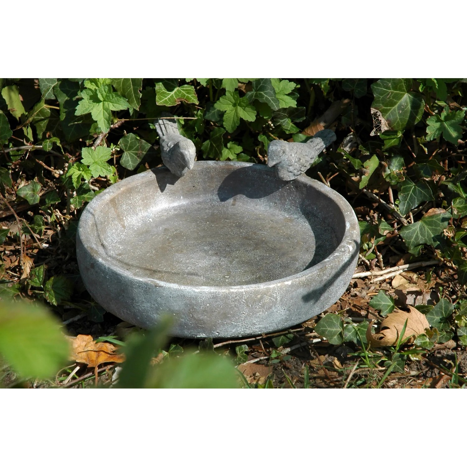 Graue Dobar Vogeltränke Pool-Oase mit zwei Deko-Vögeln am Rand im Garten.
